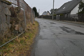 Kirchberg baut Leutersbacher Straße: Wann die Bauarbeiten starten - Im März sollen die Bauarbeiten an der Leutersbacher Straße in Kirchberg beginnen. Im Zuge des Ausbaus werden auch marode Stützmauern erneuert.