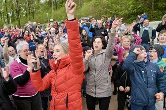 Kirchberg erwartet 3000 Gäste zur „Frühlingserwachen“-Party: Countdown für die Gastgeber der MDR-TV-Show läuft - Ortspatin und MDR-Moderatorin Gesine Schöps (vorn, links) jubelt mit den Kirchbergern über den Sieg beim Frühlingserwachen.