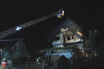 Kirchberg: Feuerwehr rettet Frau aus brennendem Haus -