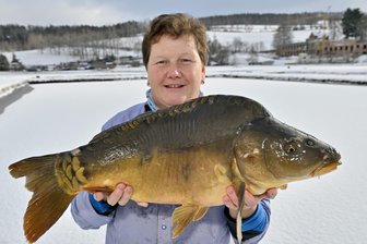 Kirchberg: Große Nachfrage an Silvesterkarpfen aus Cunersdorf - Corina Rockstroh, Inhaberin der Fischzucht Schröder, mit einem Silvesterkarpfen.