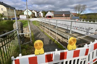Kirchberg muss Brücke in Cunersdorf sperren: Das ist der Grund - Die gesperrte Fußgängerbrücke über den Crinitzbach. Die Straßenbrücke ist nicht betroffen.