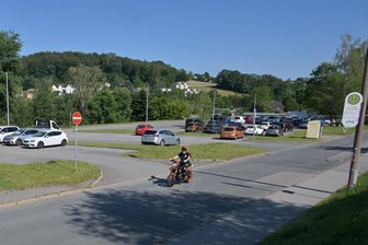 Kirchberg plant Busbahnhof im Neubaugebiet: Warum sich die Stadt dabei am Vogtland orientiert - Der Parkplatz an der Clara-Zetkin-Straße in Kirchberg gilt als geeigneter Standort für einen Busbahnhof. Von dem Verkehrsknoten sollen nicht nur die Kirchberger, sondern auch die Bewohner der Nachbargemeinden profitieren.
