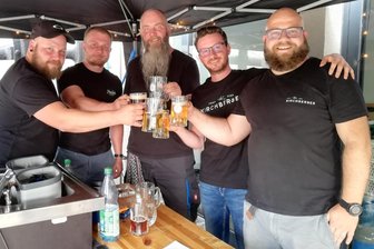 Kirchberg: So sorgen die Brauer für schnellen Nachschub im Craftbeer-Biergarten - Das Team hinter dem Kirchberger Craftbeer: Eric Solbrig, Tony Weißbach, Bernd Tschöpe, Martin Albert und Falco Walther (von links). Am Freitag eröffnen sie am Kirchberger Meisterhaus wieder den Craftbeer-Biergarten.