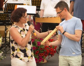 Kirchberg übergibt an Werdau - Dorothee Obst übergibt den "Staffelstab" an Stefan Czarnecki.