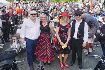 "Kirchberger Classics" - es rockt und rollt am Wochenende in Kirchberg - Sich stilgerecht zu kleiden, stellte für viele Teilnehmer der Veranstaltung ein ungeschriebenes Gesetz dar. Erst recht, wenn es um die 50er Jahre ging.