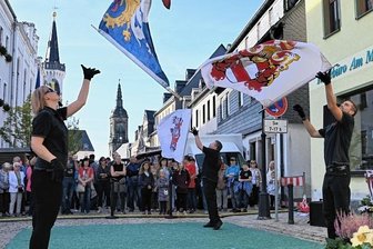 Kirchberger feiern Altstadtfest - Zum Altstadtfest erwartet Besucher ein buntes Programm. Im vorigen Jahr haben viele Zuschauer den Schönburger Fahnenschwingern zugeschaut, die ihre Kunst vorgeführt haben.