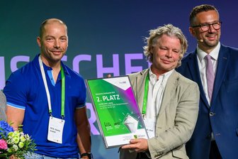 Kirchberger ist stolz: Projekt Datenbrille holt 2. Platz beim Sächsischen Gründerpreis - Projektleiter Ronny Gruner (links) und Professor Dirk Winkler (Mitte) von der Uni Leipzig nahmen aus den Händen von Sachsens Wirtschaftsminister Martin Dulig (rechts) den mit 15.000 Euro dotierten 2. Preis entgegen.