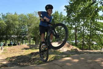 Kirchberger Kids legen selbst Hand an: Alte BMX-Strecke wird zum Pumptrack - Fürs Foto nimmt Pepe (8) die alte BMX-Strecke nochmal unter die Reifen. Aber wie alle seine Mitstreiter ist er nur gekommen, um mitzuhelfen, die Anlage zu einer Dirtbike-Strecke umzubauen.
