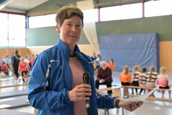 Kirchberger Leichtathleten gehen mit Medaillenambitionen in die Regionalmeisterschaft - Mandy Remus ist beim LV Olympia Kirchberg nicht nur Vorsitzende und Trainerin. Sie engagiert sich so wie bei der Hallenkreismeisterschaft der Grundschulen auch in der Wettkampforganisation.