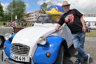 Kirchberger Oldtimer-Treffen und Familienfest mit guter Resonanz - Uwe Müller aus Stangengrün hat sich mit einer „Ente“ an den „Kirchberg Classics“ beteiligt.