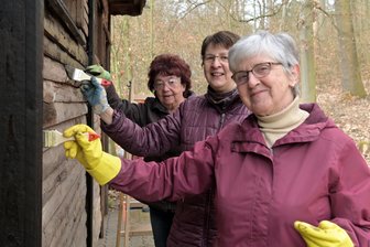 Kirchberger renovieren mit vereinten Kräften ihre Freilichtbühne - Gerlinde Tietze (vorn), Ilona Geyer und Ilona Pührer vom Kirchberger Wanderverein helfen beim Renovieren der Freilichtbühne.