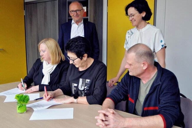 Kirchberger Schule und ortsansässige Firma vereinbaren Kooperation - Zwischen der Firma Mahle Behr und der Kirchberger Oberschule wurde der Kooperationsvertrag geschlossen. 