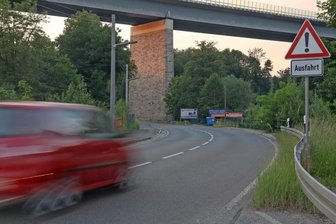 Kirchberger Straße wartet auf den Ausbau - Ab der Autobahnbrücke in Wilkau-Haßlau soll die S 277 bis nach Kirchberg ausgebaut werden.