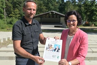 Kirchberger versprechen ein Programm für Alt und Jung - Kirchbergers Hauptamtsleiter Jens Prager und Bürgermeisterin Dorothee Obst laden für Mitte September zum Kabarett- und Konzertabend auf die Freilichtbühne ein. 