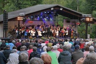 Kirchbergs letzte Chance: Warum das „Wald Classics“-Open-Air auf der Freilichtbühne auf der Kippe steht - „Wald Classics“ mit der Vogtland-Philharmonie auf der Kirchberger Freilichtbühne 2024.