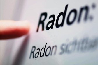 Kirchbergs Rathaus-Angestellte brauchen Radon-Messgeräte am Arbeitsplatz - In sechs Gemeinden des Landkreises Zwickau wird vorsorglich für den Zeitraum eines Jahres in Gebäuden der Radongehalt gemessen. Wohnhäuser sind aber nicht betroffen. Foto: Uli Deck/dpa/Archiv