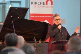 Kirche, die ins Leben passt: Vierter sächsischer Hauskreistag in Freiberg - Christina Brudereck sprach zum Hauskreistag in Freiberg in der Petrikirche zum Thema „Himmel im Wohnzimmer. Kirche, die ins Leben passt.“