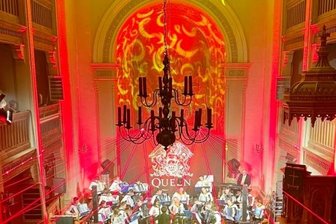 Kirche erstrahlt in satten Farben -