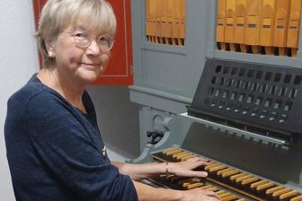 Kirche Geringswalde bietet Orgelmusik im Kerzenschein - Kirchenmusikdirektorin Martina Apitz an einer Ladegast-Orgel.