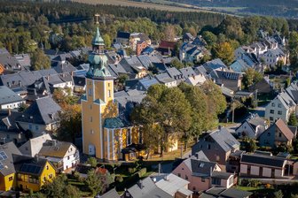 Kirche im Erzgebirge mit besonderem Angebot zum Kulturhauptstadtjahr 2025 in Chemnitz - In der Johanniskirche in Scheibenberg befindet sich das einzig erhaltene Bergamtsgestühl Sachsens.