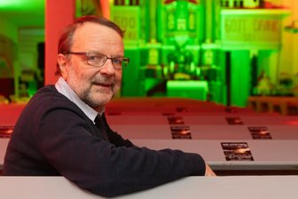 Kirche im Erzgebirge: Warum die Kirchen in den Dörfern bleiben – aber nicht überall die Pfarrer - Hat in 30 Jahren in Königswalde viel erlebt: Pfarrer Martin Seltmann. So anlässlich der Jubiläumsfeierlichkeiten zum 500-jährigen Bestehen im vorigen Jahr auch eine bunte Kirche. Nun heißt es für die Familie Abschied nehmen.