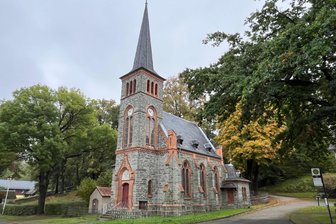 Kirche im Vogtland soll wieder Bronzeglocken erhalten - Die schön gelegene Dorfkirche Dröda. 2027 wird sie 140 Jahre alt.