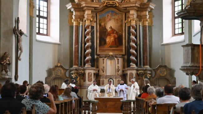 Kirche in Boží Dar erstrahlt nun in neuem Glanz - Am Sonntag wurde in St. Anna mit Bischof Monsignore Tomáš Holub aus Pilsen (Mitte) die Heilige Messe gefeiert.