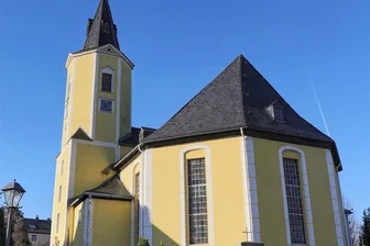 Kirche in Grünstädtel wird zur Theaterbühne: Berührende Zeitzeugen - Der Altarraum der St.-Annen-Kirche Grünstädtel wird am Samstagabend zur Theaterbühne.