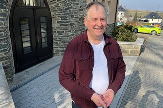 Kirche in Not: Pfarrer im Erzgebirge drängt auf Transformation - Pfarrer Uwe Büttner vor dem Kirchgemeindeamt Gornau.
