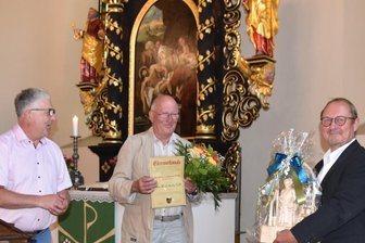 Kirche, Kühlschrankmagnet und Kunst - Stadt Elterlein ehrt Ulrich Kästli - Ulrich Kästli (Mitte) wurde mit dem Barbara-Uttmann-Preis 2021 der Stadt Elterlein ausgezeichnet. Die Würdigung nahmen Bürgermeister Jörg Hartmann (links) und Stadtrat Hans-Jürgen Wolf am Samstag vor. Verbunden mit dem Preis, der einmal im Jahr vergeben wird, ist außerdem eine individuell gestaltete Holzschnitzerei des Elterleiner Holzbildhauers Jörg Schreier.