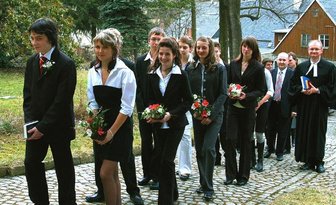 Kirche: So wenige Konfirmanden gab's noch nie - 
              <p class="artikelinhalt">Wie hier in Tannenberg erhielten Jugendliche am Palmsonntag in mehr als der Hälfte der 24 evangelisch-lutherischen Kirchgemeinden des Landkreises ihre Konfirmation. Mit ihrem "Ja, mit Gottes Hilfe" bekennen sie sich dazu, als Glieder der christlichen Gemeinde im Glauben bleiben und wachsen zu wollen. </p>
            