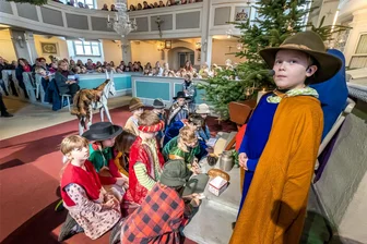 Kirche statt Schulhaus: Seiffener Grundschüler führen Krippenspiel auf - Über 300 Menschen verfolgten am Freitagvormittag das Krippenspiel der Grundschüler.
