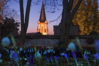 Kirche strahlt in Morgensonne - Lengefelder Kirche