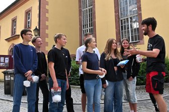 Kirche wegen Hausschwamm gesperrt: Lunzenauer hoffen auf Rückkehr zu Weihnachten - In Lunzenau begrüßte Gemeindepädagoge Samuel Förster vor einigen Tagen eine Gruppe der Evangelischen Oberschule, die beim Kampf gegen den Hausschwamm half.