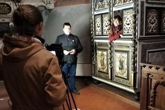 Kirche wendet sich per Internet an Gläubige - Sophie Kretzschmar moderiert aus einem evangelischen Beichtstuhl heraus, der in der Tragnitzer Kirche steht. Hinter der Kamera (l.) steht Elias Bixl, Regie führt Michael Kreskowsky.