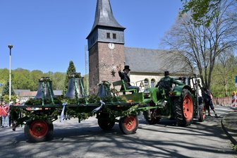 Kirche Zwickau-Auerbach: Die neuen Bronzeglocken sind geweiht worden - Die neuen Bronze-Glocken sind präsentiert und geweiht worden – im Bild Rico Ehrler.