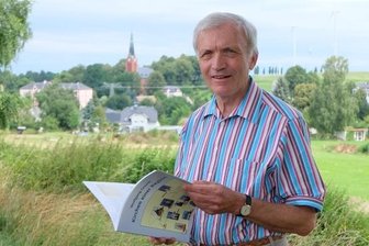 Kirchen entlang des Lungwitzbachs - Wolfgang Gruner mit seinem Buch. 