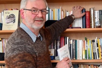 Kirchen-Fachberater geht in Ruhestand - Derzeitiges Tagesgeschäft im angehenden Ruhestand: Klaus Mehlhorn beim Sichten und Ordnen im Arbeitszimmer seiner Annaberger Wohnung.