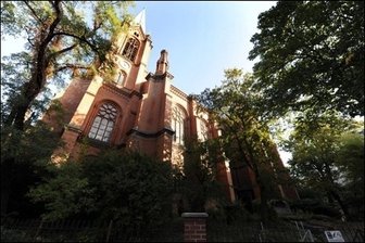 Kirchen rufen 20 Jahre nach Mauerfall zur Wachsamkeit auf - In einem festlichen ökumenischen Gottesdienst in der Berliner Gethsemane-Kirche haben Vertreter aus Politik und Gesellschaft zusammen mit Gläubigen des Mauerfalls vor 20 Jahren gedacht. (Archivfoto)