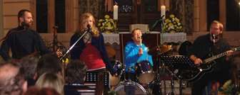 Kirchenbänke in Schwarzbach zum Beben gebracht - 
              <p class="artikelinhalt">Die Pfarrerband "Die Schwarzen Löcher" beim Konzert in der Schwarzbacher Kirche. </p>
            