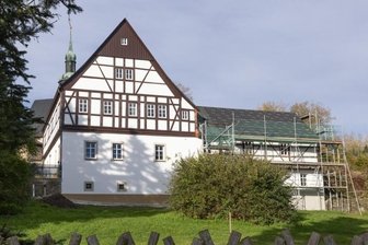 Kirchenbezirk Annaberg: Zehn Chefsessel in Pfarrhäusern sind leer - Das Pfarrhaus in Crottendorf ist derzeit Baustelle. Unterdessen ist für die seit nunmehr fast zwei Jahren vakante Stelle des Pfarrers noch kein Nachfolger gefunden. 