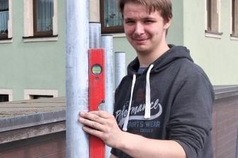 Kirchenbrücke erhält Schutzzäune - Azubi Toni Bäßler von der Schlosserei Leisner Flöha GmbH half bei der Montage der Metallhalterungen. 