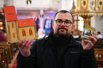 Kirchendach ist undicht: Königshain hofft auf ein Weihnachtswunder - Das Dach der Kirche in Königshain muss umfassend saniert werden. Jens Ulbricht, der Vorsitzende des Kirchenvorstands, hofft auf viele Spenden in den kommenden Wochen. Die Spendendose hat die Form der Kirche.