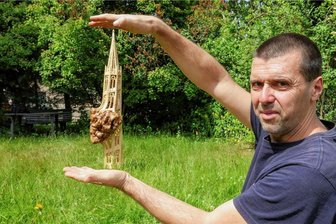Kirchenkritik mit dem Schnitzmesser: Lichtensteiner Künstler lässt Krebsgeschwür aus gotischem Turm wuchern - Der Lichtensteiner Holzkünstler Danny Reinhold mit seinem Werk "Notre Dame du Cancer". Niedlich wirkt das hier nur dank der Perspektive.