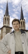 Kirchenmusik: Beschwingt und romantisch - 
              <p class="artikelinhalt">Kantor Ronald Gruschwitz vor der Oelsnitzer Jakobikirche. </p>
            