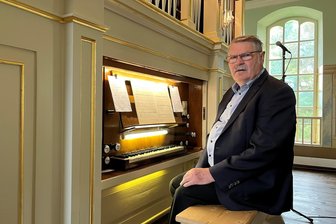 Kirchenmusik in Obercrinitz: Ohne Wolfgang Koch bliebe es sonntags still - Wolfgang Koch an der Jehmlich-Orgel in der Johanniskirche Obercrinitz. Seit über 50 Jahren spielt er das Instrument im Gottesdienst. Vorerst soll das so bleiben. Nur die Leitung des Kirchenchors gibt der 75-Jährige ab.