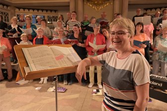 Kirchenmusikerin wird verabschiedet: Was der Stollberger Kantorin in Erinnerung bleibt - „Ich war gerne hier“: Kantorin Sigrid Gratowski leitete kürzlich noch mit sichtlicher Freude das Sommerkonzert des Oratorienchors.