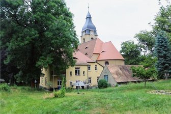 Kirchenvorstand Lichtentanne: Wir wollen unsere Pfarrerin nicht vertreiben - Hinter den Kulissen der Kirche in Lichtentanne gärt es. Der Kirchenvorstand wurde vom Lebensgefährten der Pfarrerin massiv angegriffen. Unter anderem geht es um nicht genehmigte Baumfällungen im Pfarrgarten. Jetzt äußert sich der Kirchenvorstand.