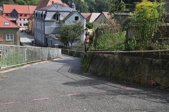 Kirchgasse Lunzenau: Bis wann die wichtige Verbindung gesperrt sein soll - Die Kirchgasse in Lunzenau, hier ein Bild aus dem Herbst 2024, wird gesperrt.