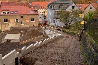 Kirchgasse Lunzenau: Freigabe noch mit Bauzaun - Die Kirchgasse in Lunzenau steht nun kurz vor der Freigabe.
